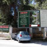 Scarpiniamo costeggiando inizialmente l'inferriata azzurra della scuola media Michelangelo e il muretto di una nuova villa. Dopo circa 150 metri notiamo un cancello giallo deturpato da alcune scritte e quasi "oscurato" da un imponente cartellone pubblicitario: � il vecchio ingresso del �villino della Ferrero�, la nostra prima tappa